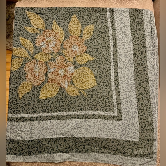 ☘️ Beautiful Blue Toned Scarf 32x32” - Picture 1 of 1